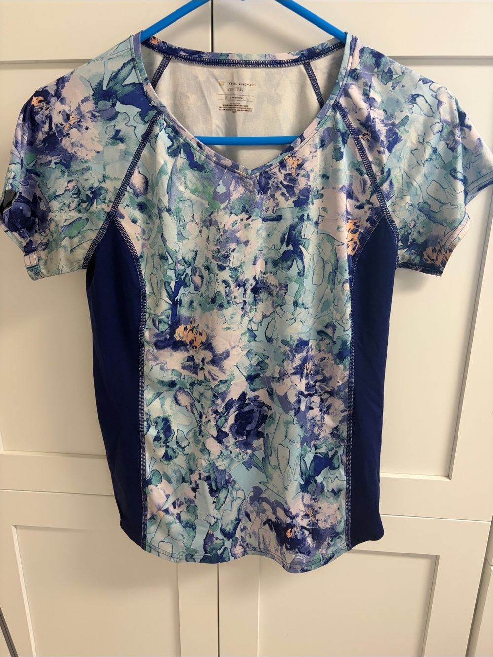 Floral V-Neck Performance Tee in Light Blue & Navy